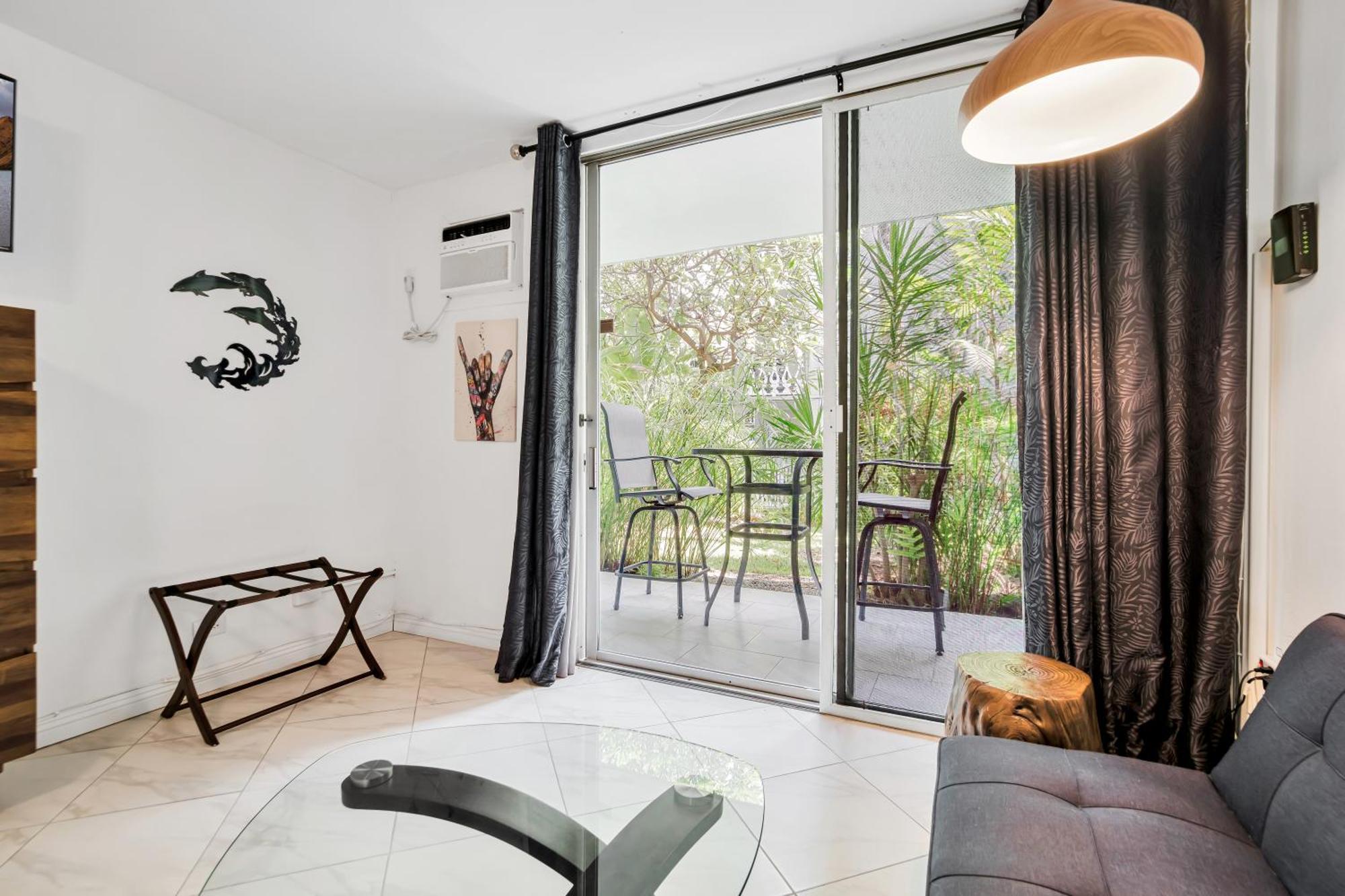 Downtown Hawaiian Theme Condo With Hot Tub, Pool & Beach - Kona Islander Inn Kailua-Kona Esterno foto